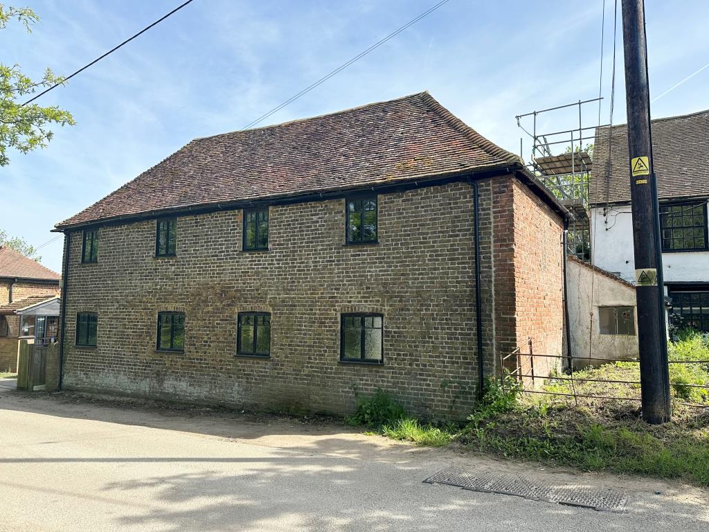 Lot: 98 - SUBSTANTIAL PERIOD HOUSE AND COACH HOUSE ON LARGE PLOT WITH POTENTIAL - View of coach house from road side